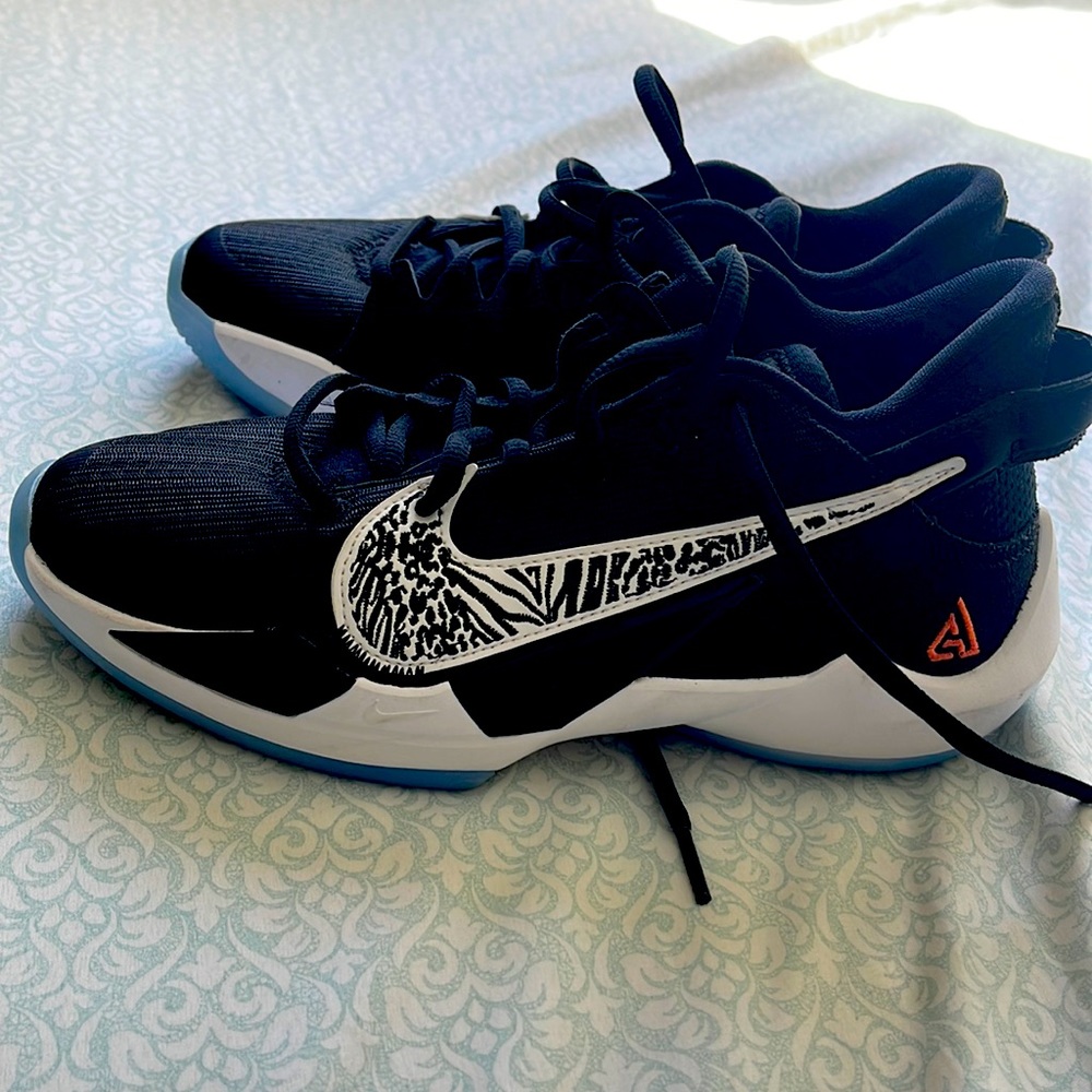 Nike zoom freak 2 Basketball shoes Boys size 4.5